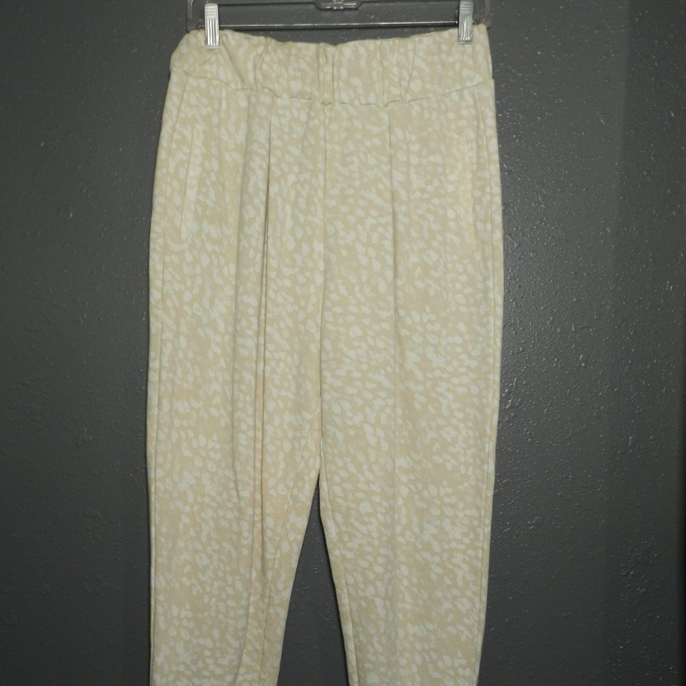 Fabletics Womens Beige Leopard Print Slim Athletic Sweat Pants Size Medium - Picture 2 of 9